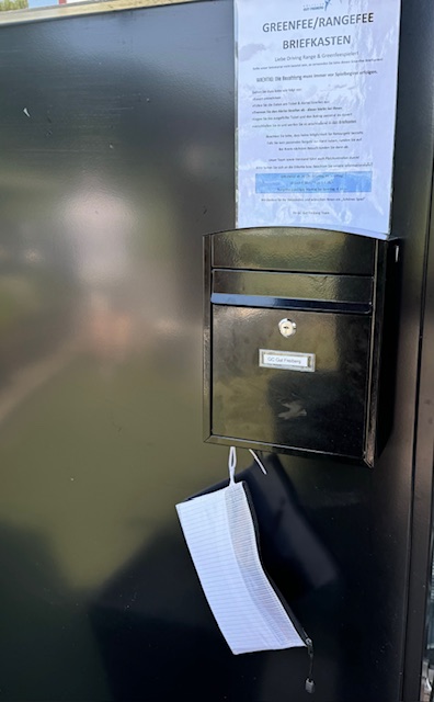 Greenfee/Rangefee – Briefkasten beim Haupteingang – Getränkeautomat